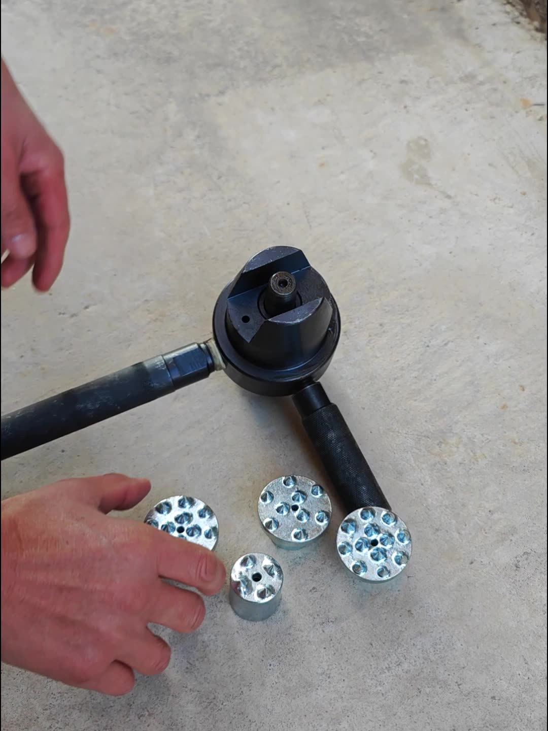 Pneumatic concrete chiseling machine for efficient roughening of bridge, pavement and wall surfaces; stone special alloy hammer head litchi surface treatment machine